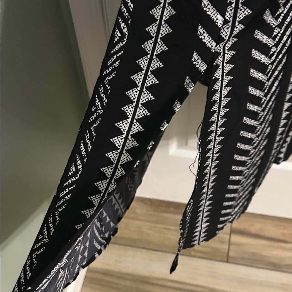 Bloomchic Elegant Black and White Patterned 👗 - Picture 9 of 12
